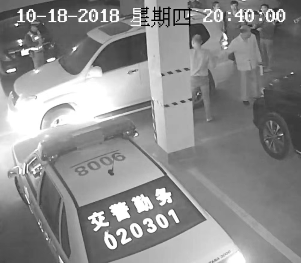 老板与警察冲突 赔钱获谅解后又被捕?怎么回事