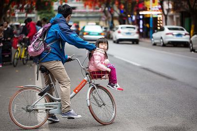 “花式载人”？共享单车私装儿童座椅，专家回应（2023共享单车私装儿童座椅）