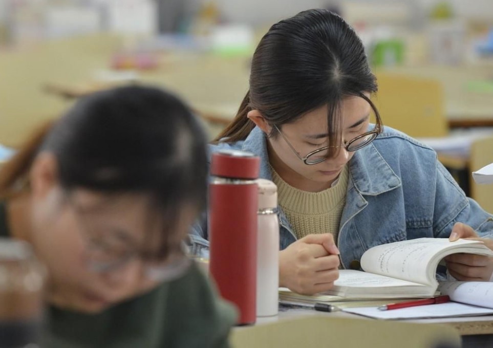 人大代表庹庆明建议，降低高考英语分值至 100 分（2023人大代表建议降低英语分值）