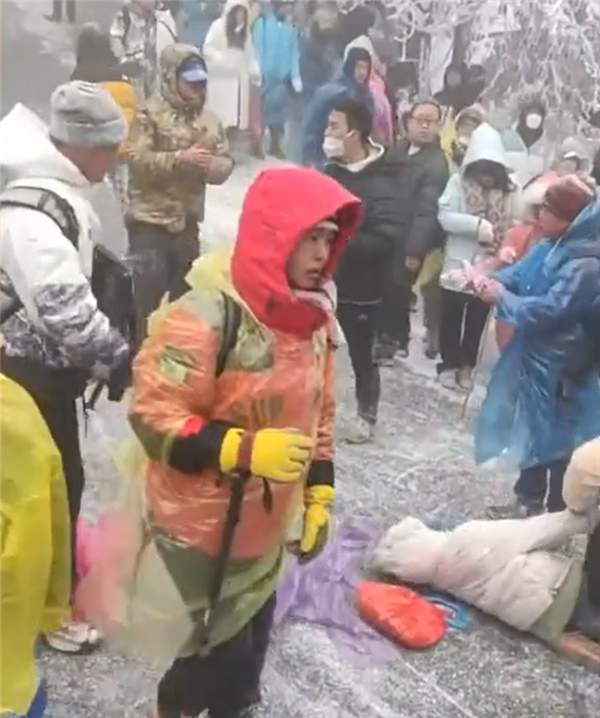 女生因游客滑雪失控被撞倒后抽搐，景区：不听劝阻